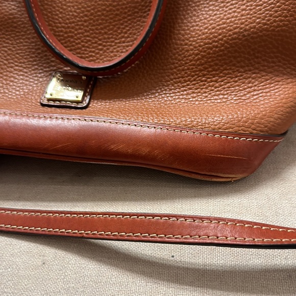 Dooney & Bourke cross body purse. - Picture 4 of 4